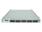 Przedni panel switcha EMC DS-5100B z czterema rzędami portów SFP i uszami montażowymi do szafy rack