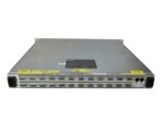 Przedni panel switcha Cisco z uszami montażowymi i rzędem portów InfiniBand oraz dwoma modułami zasilania.