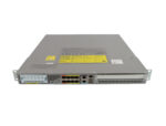 Panel przedni routera Cisco ASR1001-X pod kątem, widoczne porty SFP, RJ45 i uszy montażowe do szafy rack.