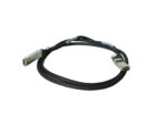 Kabel SAS z dwiema wtyczkami QSFP na końcach, gruby czarny przewód zwinięty w łuk, na jednej wtyczce naklejka opisowa.