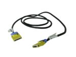 Zwinięty kabel IBM 12x DDR z żółtymi końcówkami złącz InfiniBand na obu końcach, oplot w kolorze czarnym.
