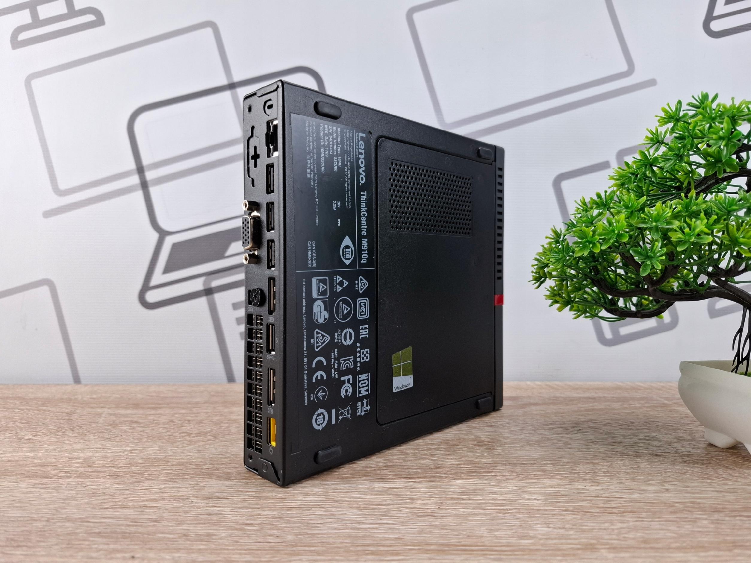 Tył obudowy Lenovo ThinkCentre M910Q postawiony na boku, widoczna tabliczka znamionowa i otwory wentylacyjne.