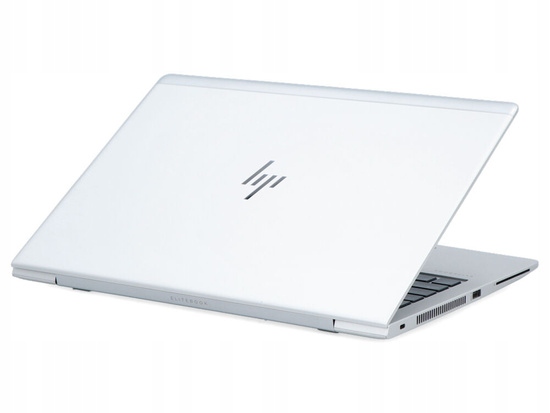 Laptop HP EliteBook uchylony pod kątem, widok z tyłu na srebrną klapę z logo HP i fragment klawiatury