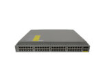 Przedni panel switcha Cisco z rzędami 48 portów RJ45 i czterema slotami SFP+ z prawej strony, obudowa lekko zabrudzona.