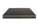 Widok z przodu switcha Extreme Networks z czterema rzędami portów RJ45 i dodatkowymi portami combo SFP po prawej stronie.
