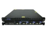 Przód urządzenia IBM XGS 7100 w obudowie rack z panelem LCD, portami sieciowymi i wieloma wnękami dysków.