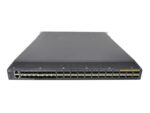 Przód switcha Cisco z wieloma rzędami portów SFP+ i QSFP+ oraz uszami montażowymi do szafy rack.