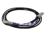 Zwinięty czarny kabel QSFP+ ze złączami metalowymi na obu końcach, przewiązany niebiesko-białą opaską.