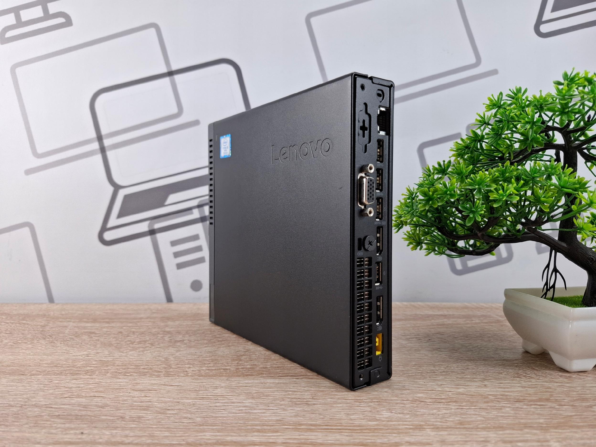 Komputer Lenovo ThinkCentre M910Q typu micro ustawiony na boku, widok na tylny panel z portami i złączem zasilania.