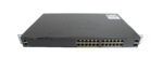 Przedni panel switcha Cisco z 24 portami RJ45, dwoma slotami SFP i przykrętnymi uszami montażowymi.