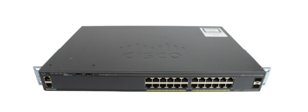 Przedni panel switcha Cisco z 24 portami RJ45, dwoma slotami SFP i przykrętnymi uszami montażowymi.