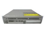 Przód routera Cisco ASR1002-F z portami RJ45, slotami SFP i uszami montażowymi do szafy rack.