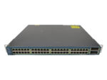 Przód switcha Cisco z czterema rzędami portów RJ45 i dwoma slotami X2 z prawej strony, obudowa z widocznymi otarciami.
