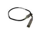 Kabel SFP-SFP z metalowymi wtyczkami po obu stronach i czarnym przewodem ułożonym w łuk, widoczna biała naklejka.
