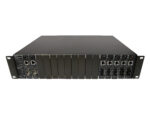 Przedni panel obudowy rack Transition E-MCC-1600 z wieloma modułami konwerterów mediów i uszami montażowymi, widok z lekkiego skosu