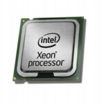 Procesor Intel Xeon w gnieździe LGA771, widoczna metalowa puszka z logo Intel od góry, złocone piny od dołu.