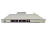 Przód switcha Alcatel-Lucent z 24 portami RJ45 PoE, czterema portami combo SFP i uszami montażowymi po bokach.