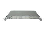 Przedni panel switcha KVM Raritan z rzędami portów RJ45, uszami montażowymi po bokach, obudowa w dobrym stanie.