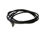 Zwinięty czarny kabel SAS z metalowymi złączami na obu końcach, luzem na białym tle.
