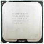 Procesor Intel Core 2 Duo E7400 widziany z góry, metalowa pokrywa z nadrukiem oznaczeń i widocznymi złociami LGA775.