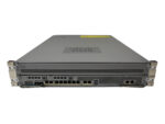 Przód firewalla Cisco ASA5585-X z rzędem portów 1Gb, slotami SFP+ i uszami montażowymi do szafy rack.