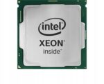 Procesor Intel Xeon widoczny od góry z metalową osłoną i logo, spód ze złotymi pinami widoczny częściowo pod kątem.