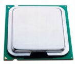 Procesor Intel Pentium 4 w gnieździe LGA775, widok od góry na metalową puszkę i zieloną podstawę ze złotymi stykami.