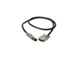 Kabel z metalową wtyczką mini SAS z jednej strony i większym złączem D-sub z drugiej, zwinięty w łuk.