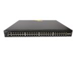 Widok z przodu switcha Lenovo z czterema rzędami portów RJ45 oraz slotami SFP+ po prawej stronie obudowy.