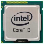 Procesor Intel Core i3 z widoczną złotą ramką styków od spodu i naklejką z logo na wierzchu.