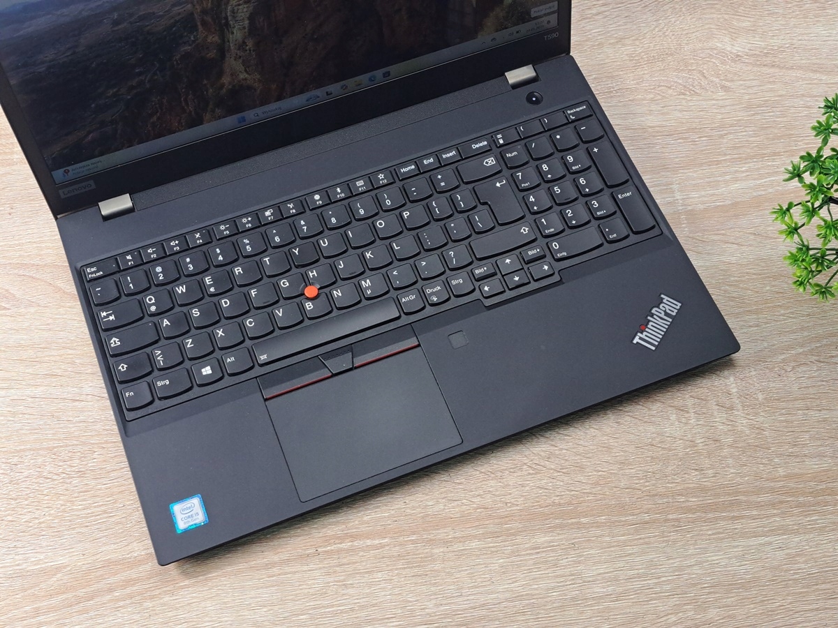 Otwarty laptop Lenovo ThinkPad T590 widziany z góry, widoczna klawiatura z czerwonym trackpointem i touchpad.