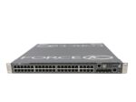 Przedni panel switcha Force10 z rzędami portów RJ45, kilkoma slotami SFP oraz uszami montażowymi do szafy rack.