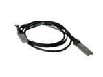 Zwinięty w pętlę czarny kabel z metalowymi wtyczkami SFP+ na obu końcach, luzem na białym tle.