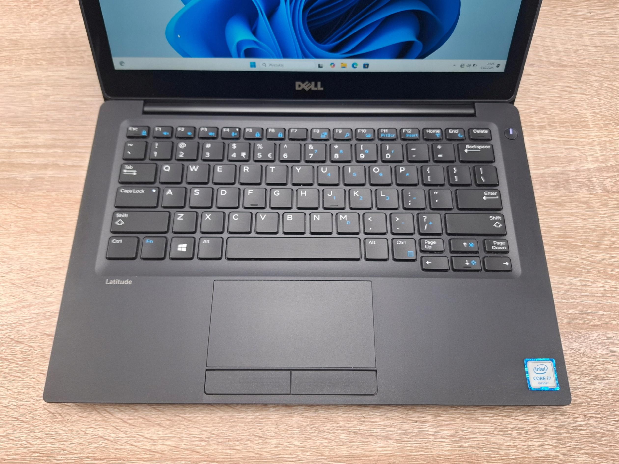 Otwarty laptop Dell Latitude 7280 widziany z góry, ekran z pulpitem Windows, klawiatura i touchpad w dobrym stanie.