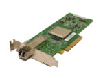 Karta sieciowa PCIe z pojedynczym gniazdem SFP+, zielona płytka z układami widoczna pod kątem z boku.