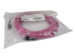Zwinięty różowy kabel światłowodowy w foliowej torebce z dwoma złączami LC na końcach i naklejką z etykietą produktu.
