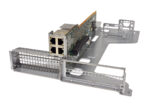 Karta riser Supermicro z pionowo osadzoną płytką PCB i czterema portami RJ45, zamontowana w metalowym koszu montażowym serwera.