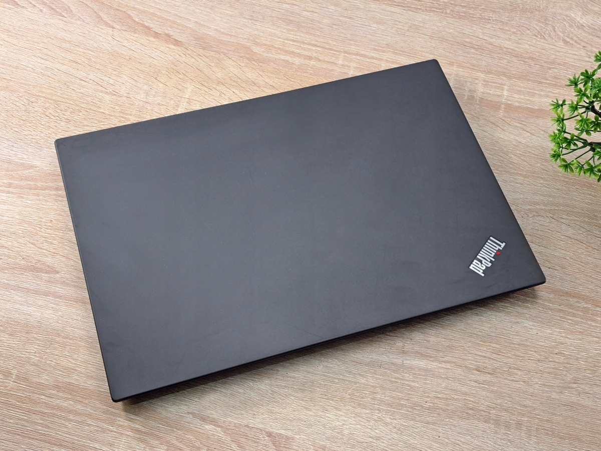 Zamknięty laptop Lenovo ThinkPad T590 widziany z góry, czarna matowa obudowa z logo ThinkPad w rogu.