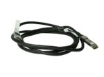 Czarny kabel SAS zwinięty w pętlę, z metalowymi złączami na obu końcach widocznymi z bliska.