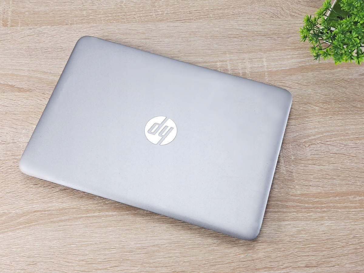 Zamknięty laptop HP z widocznym logo na pokrywie, ujęcie z góry, obudowa w kolorze srebrnym bez widocznych rys.
