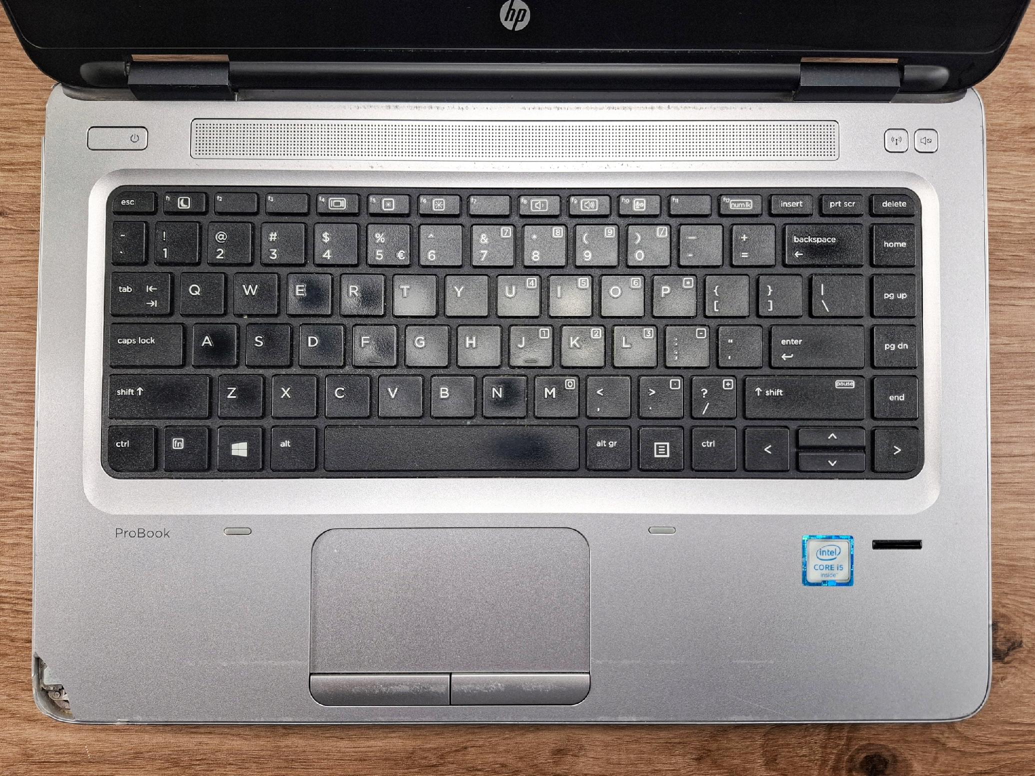 Laptop HP ProBook 640 G2 widziany z góry, otwarty, widoczna klawiatura z lekko zabrudzonymi klawiszami i touchpad.