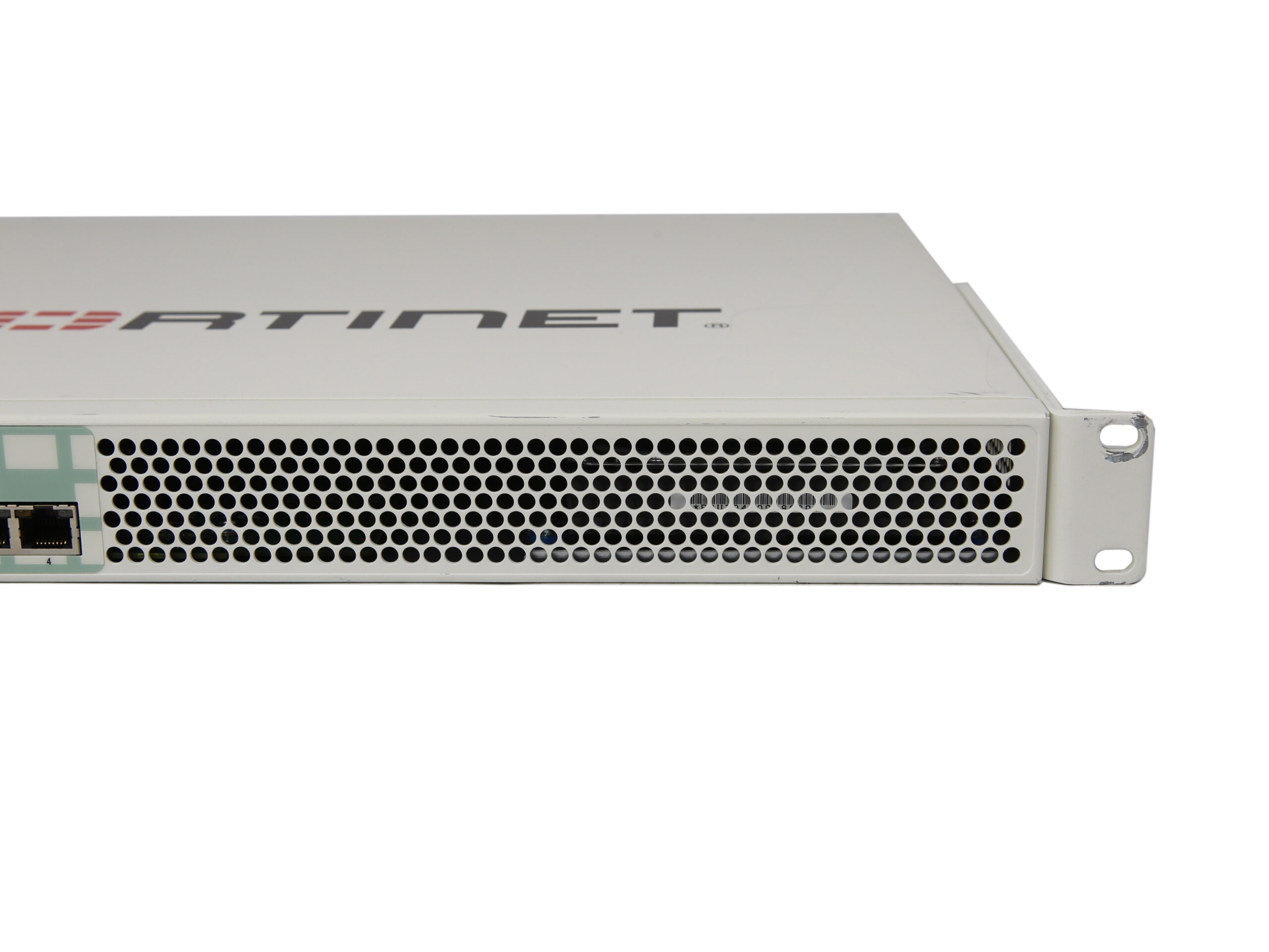 Przedni prawy narożnik obudowy Fortinet FMG-200D z perforowaną wentylacją i uchem montażowym do szafy rack.