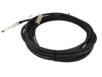 Zwinięty czarny kabel QSFP+ ze złączem widocznym na jednym końcu, drugi koniec swobodnie ułożony w zwojach.