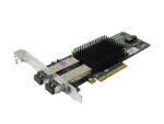Karta sieciowa PCIe z dużym metalowym radiatorem i dwoma portami SFP+ osłoniętymi fioletowymi zaślepkami.