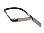 Kabel SAS z metalowymi wtyczkami QSFP na obu końcach połączonymi czarnym elastycznym przewodem, ułożony w łuk.
