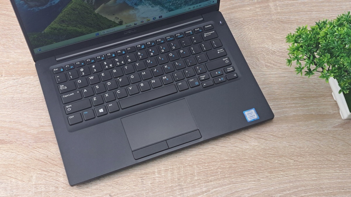 Otwarty laptop Dell Latitude 7390 z góry, widoczna klawiatura i touchpad, obudowa w dobrym stanie.