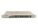 Przód firewalla Fortinet FortiGate 100D z widocznym rzędem portów RJ45, dwoma slotami SFP i zamontowanymi uszami rack.