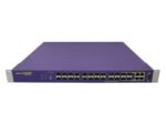 Przód fioletowego switcha Extreme Networks z 24 portami SFP oraz 4 portami combo i uszami montażowymi po bokach