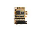Płytka karty rozszerzeń PCIe z widocznymi chipami, czterema złączami COM oraz krawędziowym złączem PCIe.