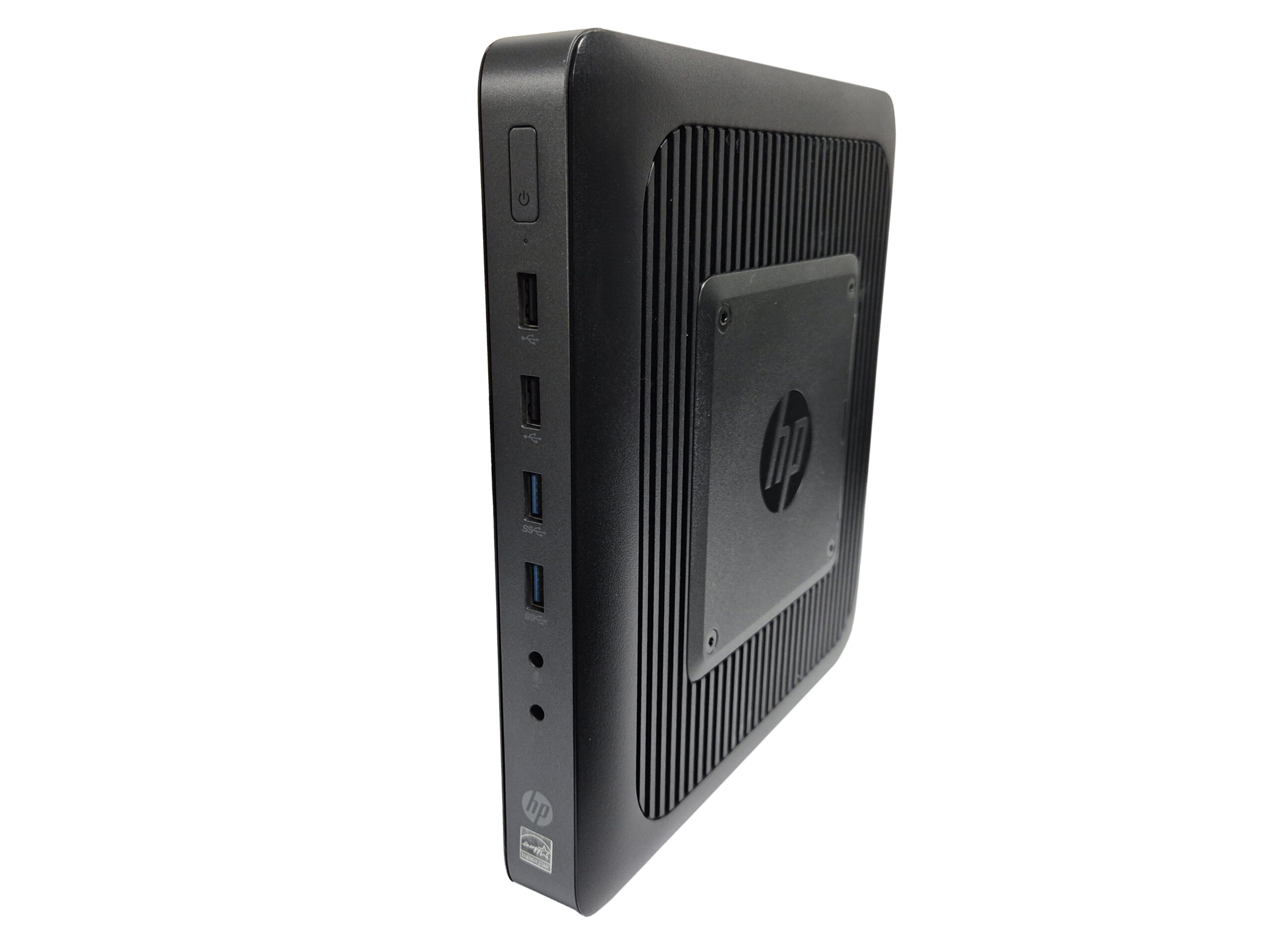 Thin client HP t620 pod kątem z boku, widoczne porty USB i przycisk zasilania na przedniej ścianie, obudowa czarna z żeberkami wentylacyjnymi.